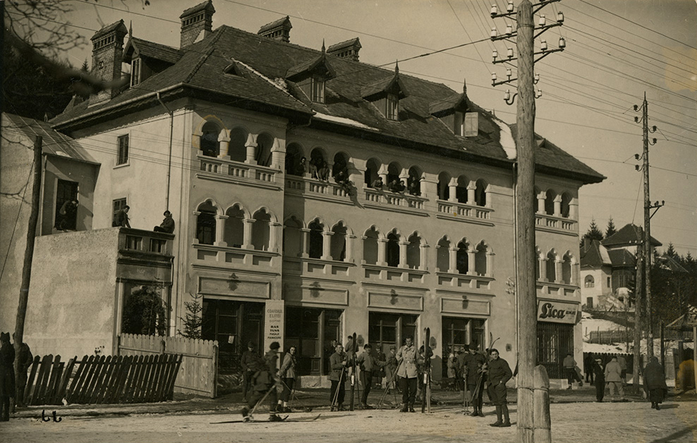 A predeali Carmen szálloda az 1930-as években. A képen, középen, világos viharkabátban: Preiszner Imre, a bukaresti Testnevelési Főiskola tanársegéde. Forrás: www.rekollekt.ro