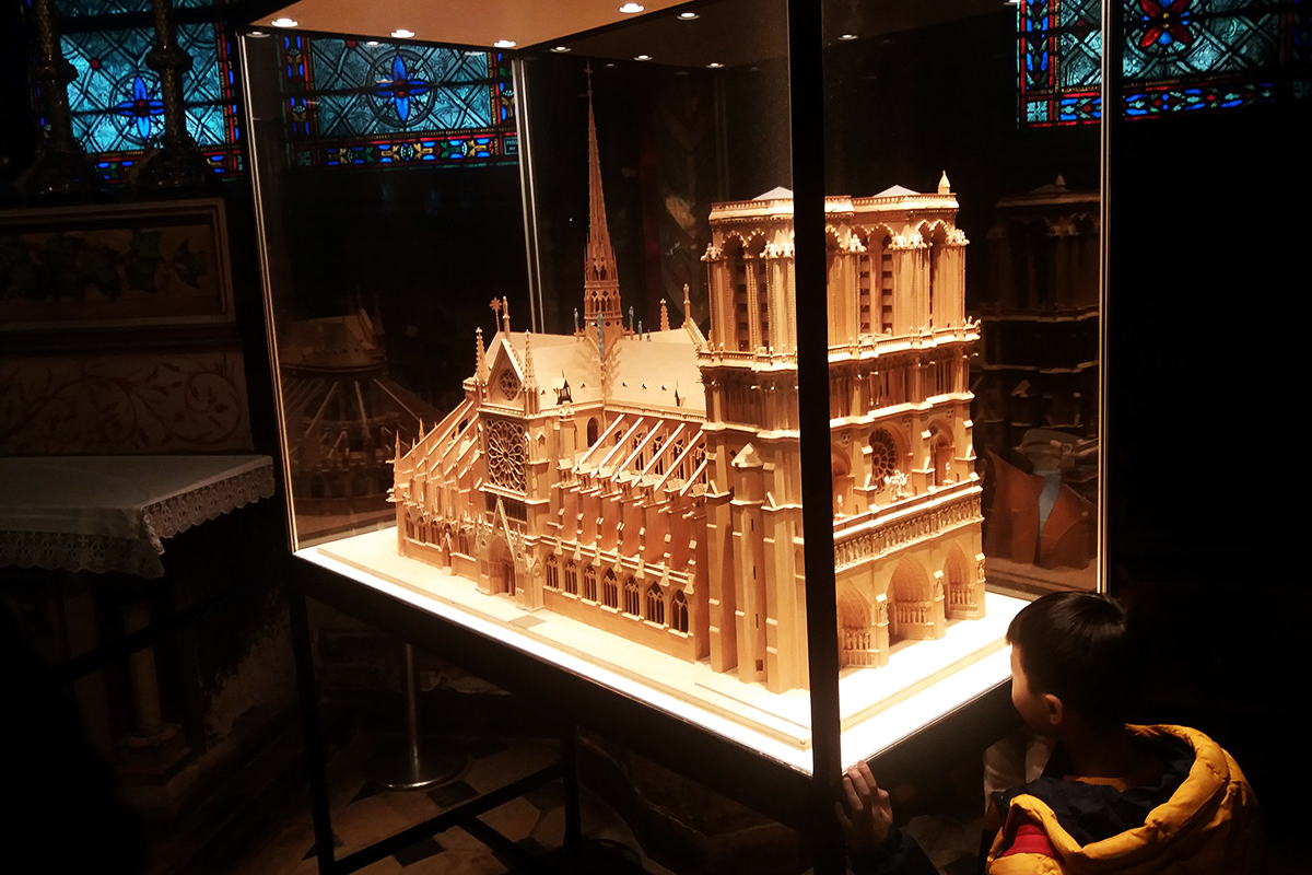 Kis Notre-Dame a nagyban. A valósághű, aprólékosan kidolgozott makettet egy francia orvos készítette hobbiból.
