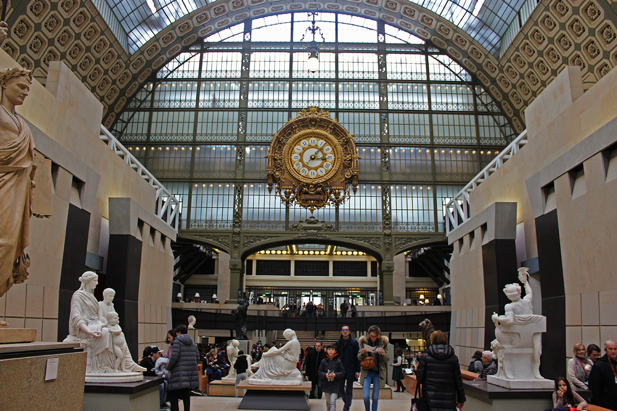A Musée d’Orsay egykori vasútállomás épületében működik, melyet pazar kiállítási térré alakítottak át. A gyűjtemény nagyjából a romantikától a posztimpresszionizmusig és szecesszióig terjedő időszakot mutatja be. Állandó festészeti tárlata lényegesen emberibb léptékű, mint a Louvre-é, utóbbitól könnyen túladagolás okozta csömör kaphatja el az ember, ha egyetlen napba próbálja besűríteni. 
