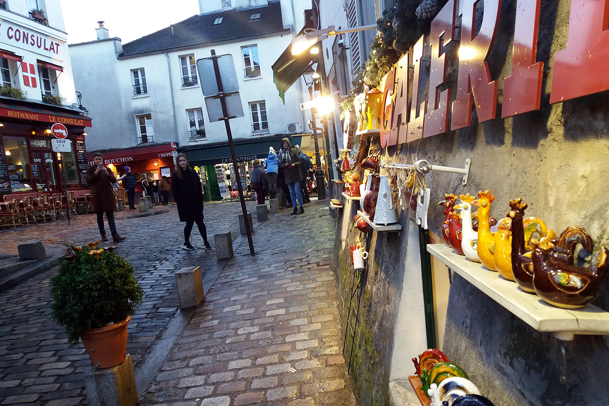 Montmartre-i utcakép turistáknak szánt kerámiákkal. A környék hangulatos, de 25 perc alatt megerőltetés nélkül be lehet járni. Mindenfajta hazafiaskodó fitymálás nélkül, Szentendre simán felveszi vele a versenyt.
