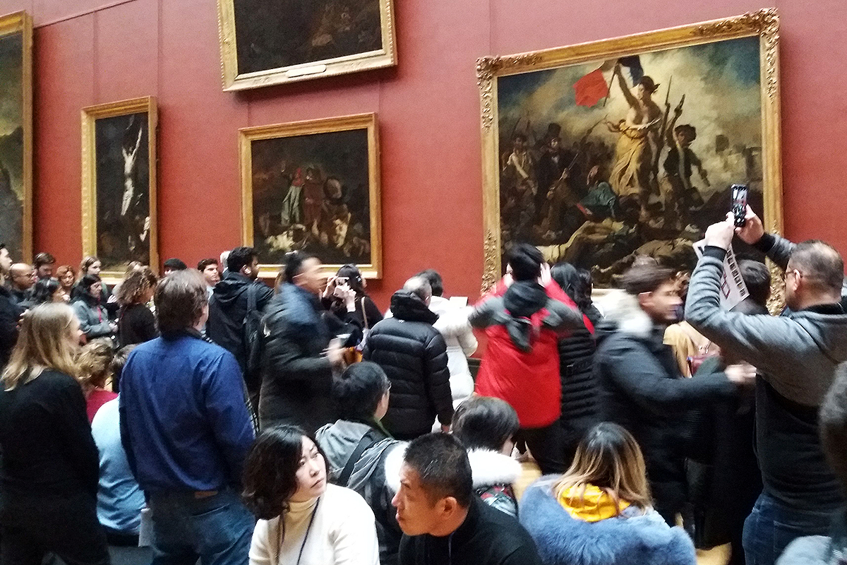 Valószínűleg kevés történelemkönyvből maradt ki a nagy francia romantikus, Eugen Delacroix A szabadság vezeti a népet című képe, aminek köszönhetően roppant előkelő helyen áll a Louvre képzeletbeli népszerűségi listáján, a látottak alapján szerintem a másodikon. A Mona Lisával azért nem versenyezhet. Leonardo képét két koncentrikus korlát és üveglap is védi a turisták hadától.
