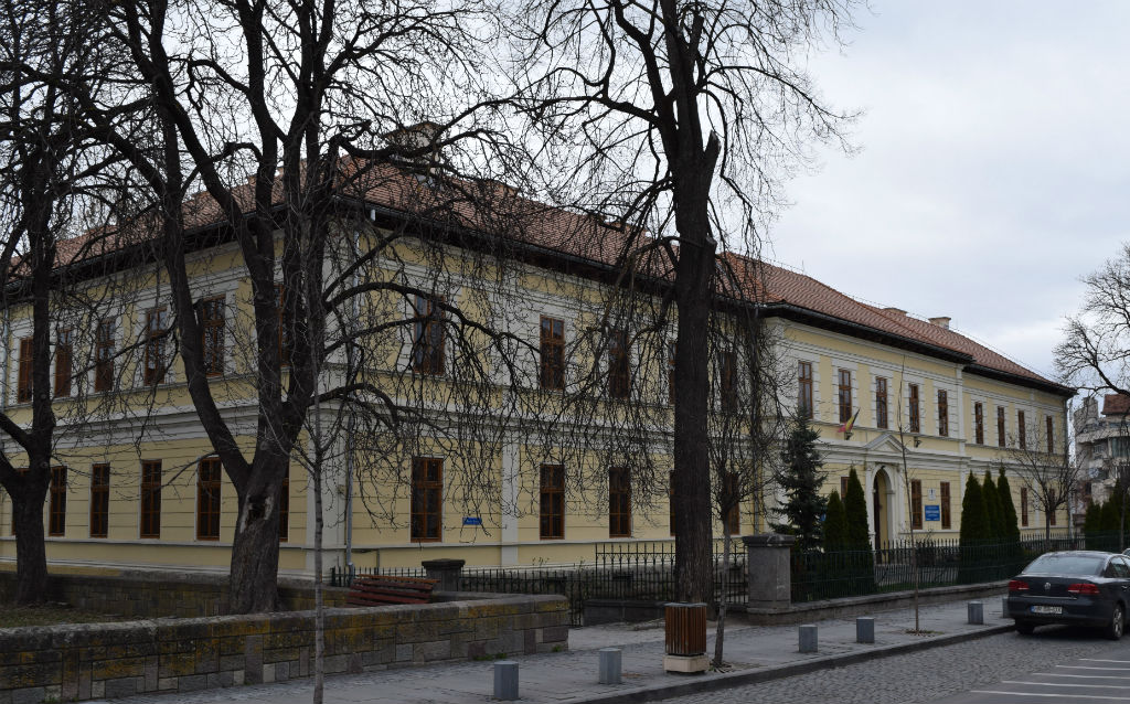 Az egykori polgári leányiskola 1891-ben épült: „Művelt, vallásos, kötelességtudó, jó magyar házias nők” nevelése céljából. Ma a Petőfi Sándor Általános Iskola működik itt.
