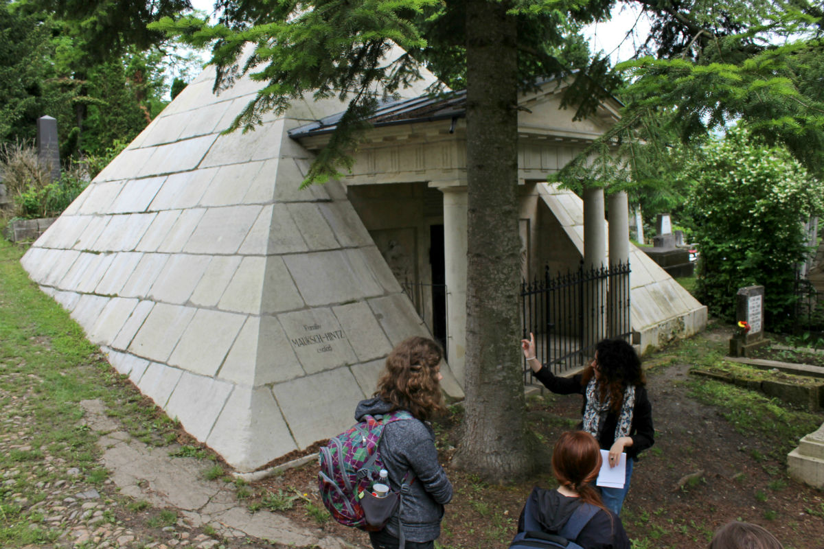 A Házsongárd legrégebbi kriptája a Mauksch-Hintz gyógyszerész-családé és a 19. század klasszicista szellemében piramis-alakú.
