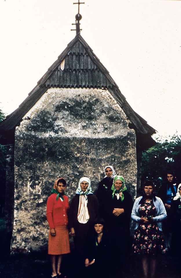 „Mert mi is magyarok vagyunk”. 1970-es évek. Fotó: Jáger Attila, ©www.azopan.ro. Lészpedi csángók a Szenvedő-kápolnánál a csíksomlyói búcsún