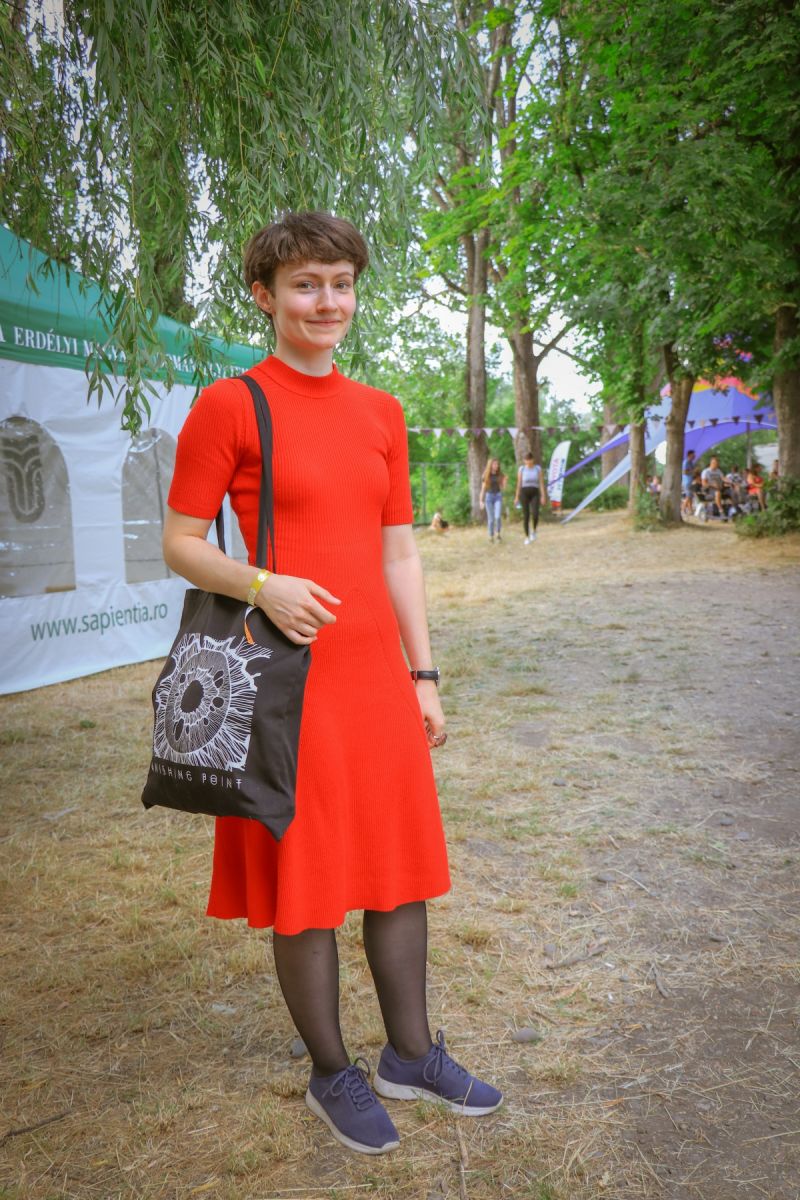 Arankát a Fashion Corner beszélgetése után „kaptuk el” egy képre a fesztiválon. Az erdélyi származású divattervező egy piros alakkövető second hand ruhát választott, amit egy letisztult sportcipővel párosított. Egyszerű, laza és stílusos!