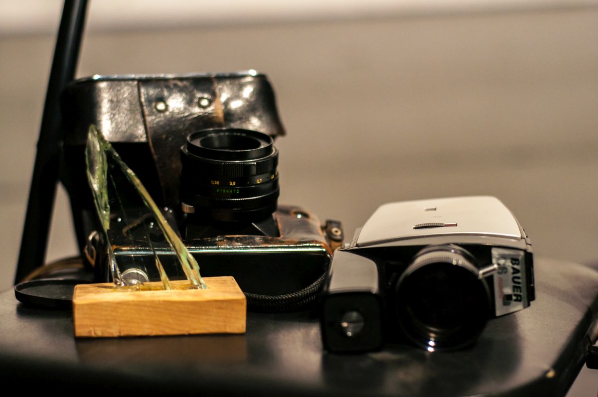 Miholcsa Gyula Zenit fényképezőgépe, Keresztes Pál super8-as kamerája és egy üvegszilánk a golyó lyuggatta Romarta bolt kirakatából.