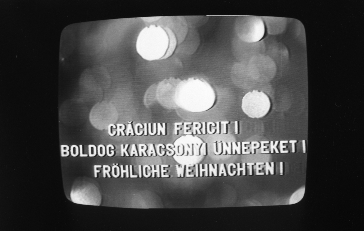 Feleki Károly fotója. A fotós továbbra is fényképezőgéppel dokumentálta a televízióban látható műsorokat. Állványról, önkioldóval fényképezte le ezt a három nyelvű feliratot, amely 1989 karácsonyán került adásba a Román Televízióban.
