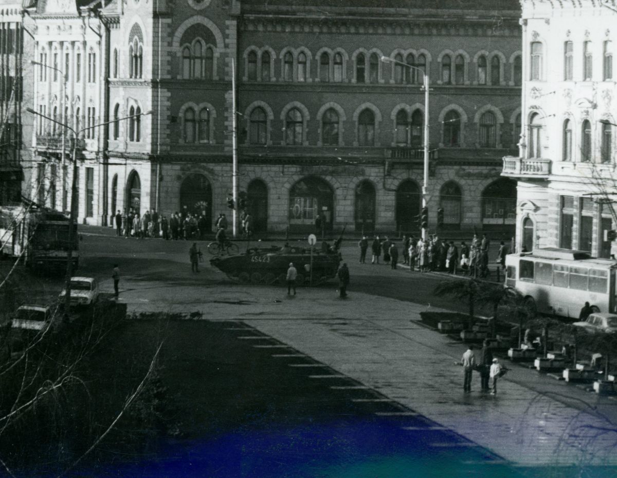Kovács András fotója. A Széchenyi-téri toronyház 3. emeletén lakott, a mozi fölött. Ablakából készítette az első két képet. 39 felvétele van a decemberi eseményekről, ezeket lánya őrizte meg.