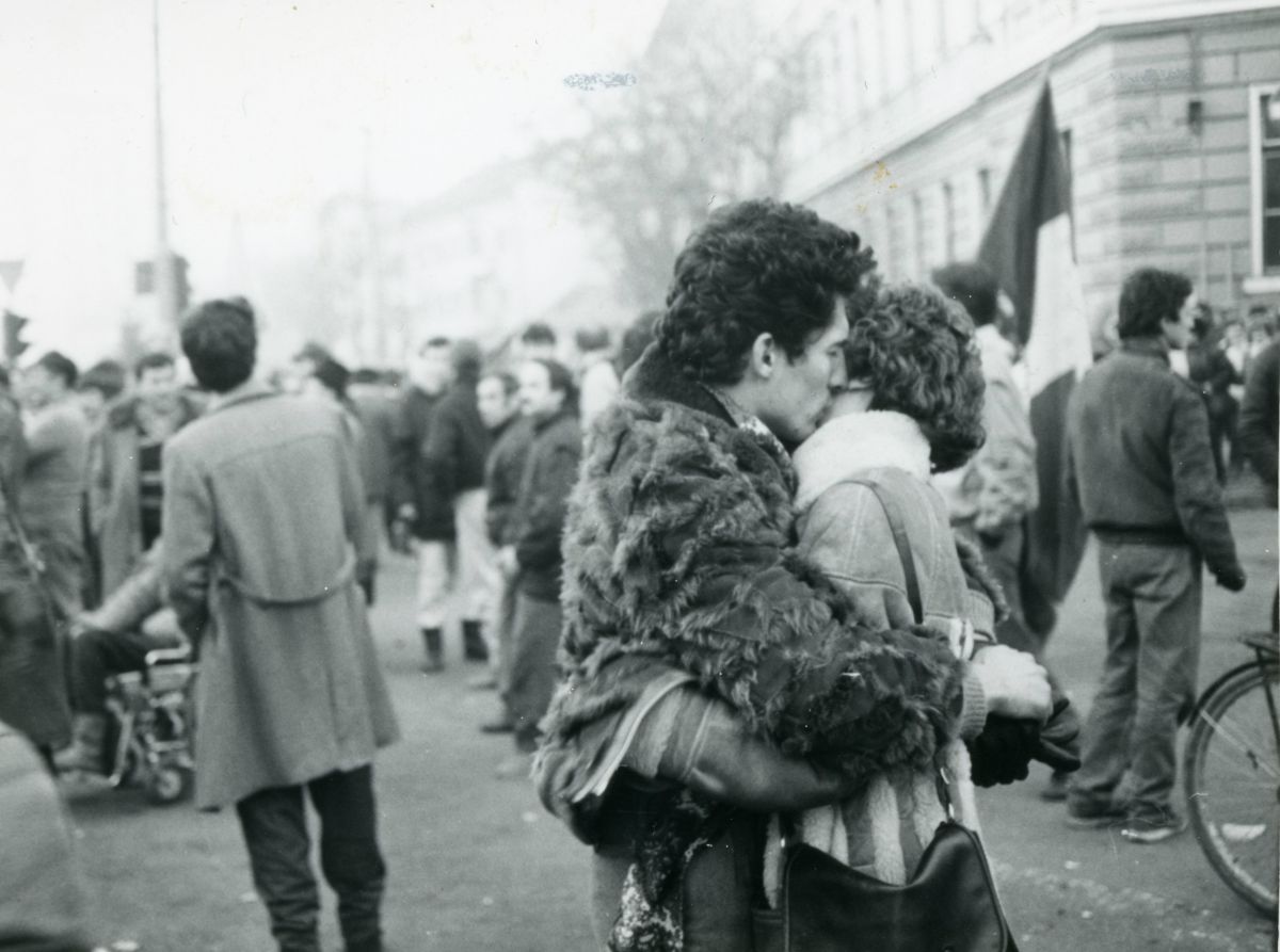 Kovács András fotója. Nehezen beazonosítható a helyszín, de az örömében ölelkező pár képe annyira hatásosra sikeredett, hogy méltán válhatna a kolozsvári rendszerváltó napok egyik kultikus képévé. Emlékeztet egyébként arra a Times Square-en készült fotóra, amelyet Alfred Eisenstaedt a második világháború végének bejelentésekor készített egy matróz és egy nővér csókjáról a Life magazin számára.