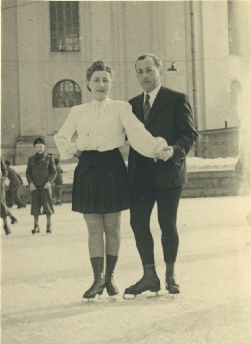 Beke Lajos és Bojáki Anna a két világháború közötti Kolozsvár leghíresebb sport-párosa volt: 1924-től kezdődően majdnem 25 éven keresztül együtt korcsolyáztak, 1928-ban pedig párosban megnyerték a román bajnoki címet is. A felvétel valamikor az 1920-as évek második felében vagy az 1930-as években készülhetett, ahogyan az albumban található képek nagy része. A fotósokat nem ismerjük, de nagy valószínűséggel sok fénykép Manouschek-Langer Ottó felvétele, ugyanis ő volt Bojáki Anna férje. Manouschek amatőr fotós is volt, az 1900-as évek legelején pedig sporttudósítóként több fényképét is eljuttatta a budapesti lapoknak.