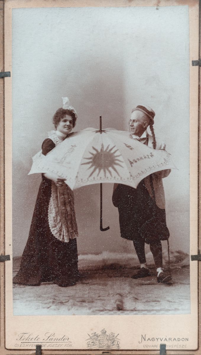Jelenet a Gésák című előadásból: Rolly Polly (Ámon Margit) és Vuncsi (Nyárai Antal) (Szigligeti Színház, 1901) 