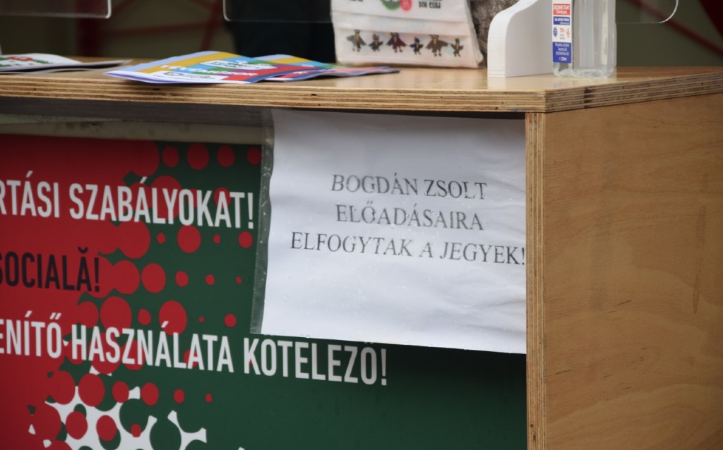 Ez lehet a Kolozsvári Magyar Napok egyik legnépszerűbb programpontja, tudomásunk szerint ugyanis több teltházas esemény van már, mégis Bogdán Zsolt előadásai iránt érdeklődhettek annyian, hogy inkább kinyomtatták az információt.

