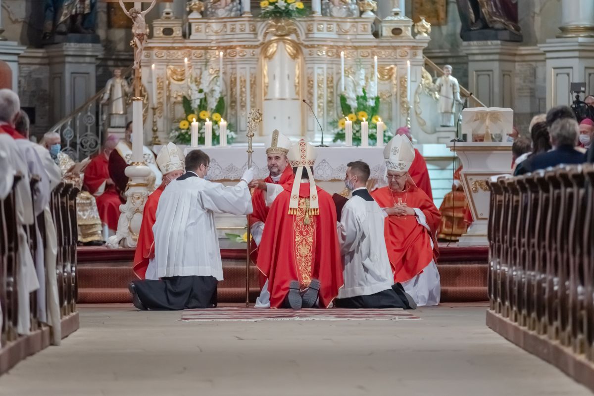 Átadták Kerekes Lászlónak a püspöki jelképeket: az evangéliumot, a gyűrűt, a püspöksüveget és a pásztorbotot.
