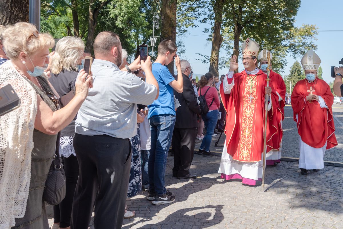 A kegytemplom előtt várakozó hívek püspöki áldásban részesültek.
