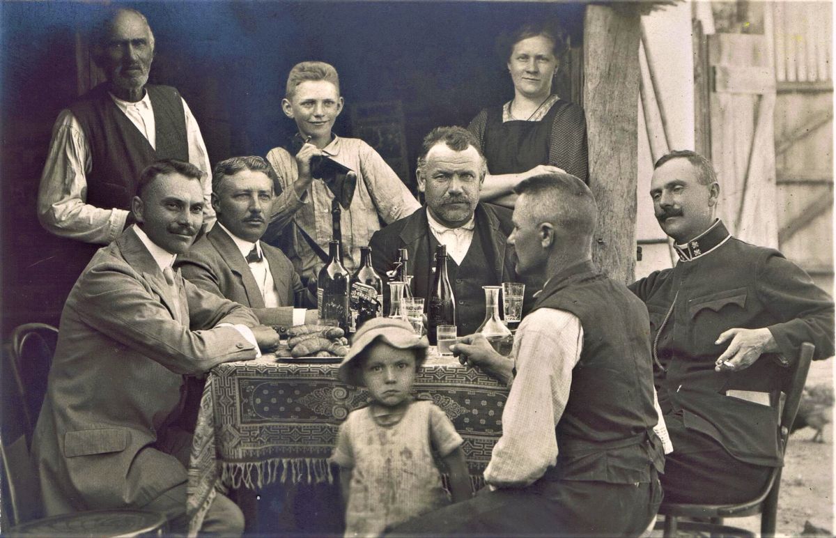 A Szathmári család Kacán 1914. augusztus 14-én, két héttel az első világháború kitörése után. Szemközt, puskával a vállán a későbbi hírneves kapus, az akkor tizenegy éves Elek. (Fotó: Szathmári Elek hagyatéka)
