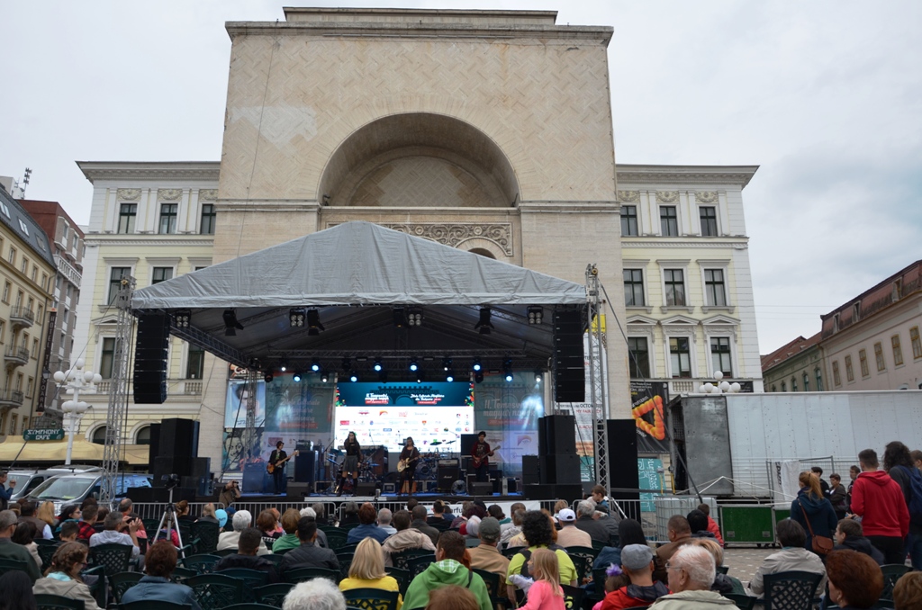 Az Opera téren felállított nagyszínpadra a délutáni, esti koncerteket szervezték. Itt lépett fel a fotón is látható temesvári középiskolásokból álló Funky Hats zenekar is. Széken ülős és állva táncolós koncertek egyaránt voltak.
