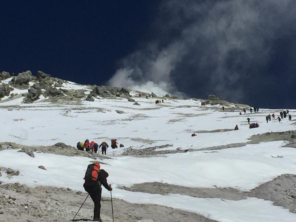 A hegy gyomrában működő vulkán dohog, mely folyamatosan gázokat köhög ki magából, de az Etnával ellentétben itt nem jegyeznek fel kitörést a történetírók. A legkomolyabb kihívást a hó és időjárás mellett a magashegyi levegő áldásos hatásai jelentik, ugyanis 5300 méter körül kezdődik a magashegyi határ, ahonnan felfelé a szervezet regenerációs képességei megszűnnek.
