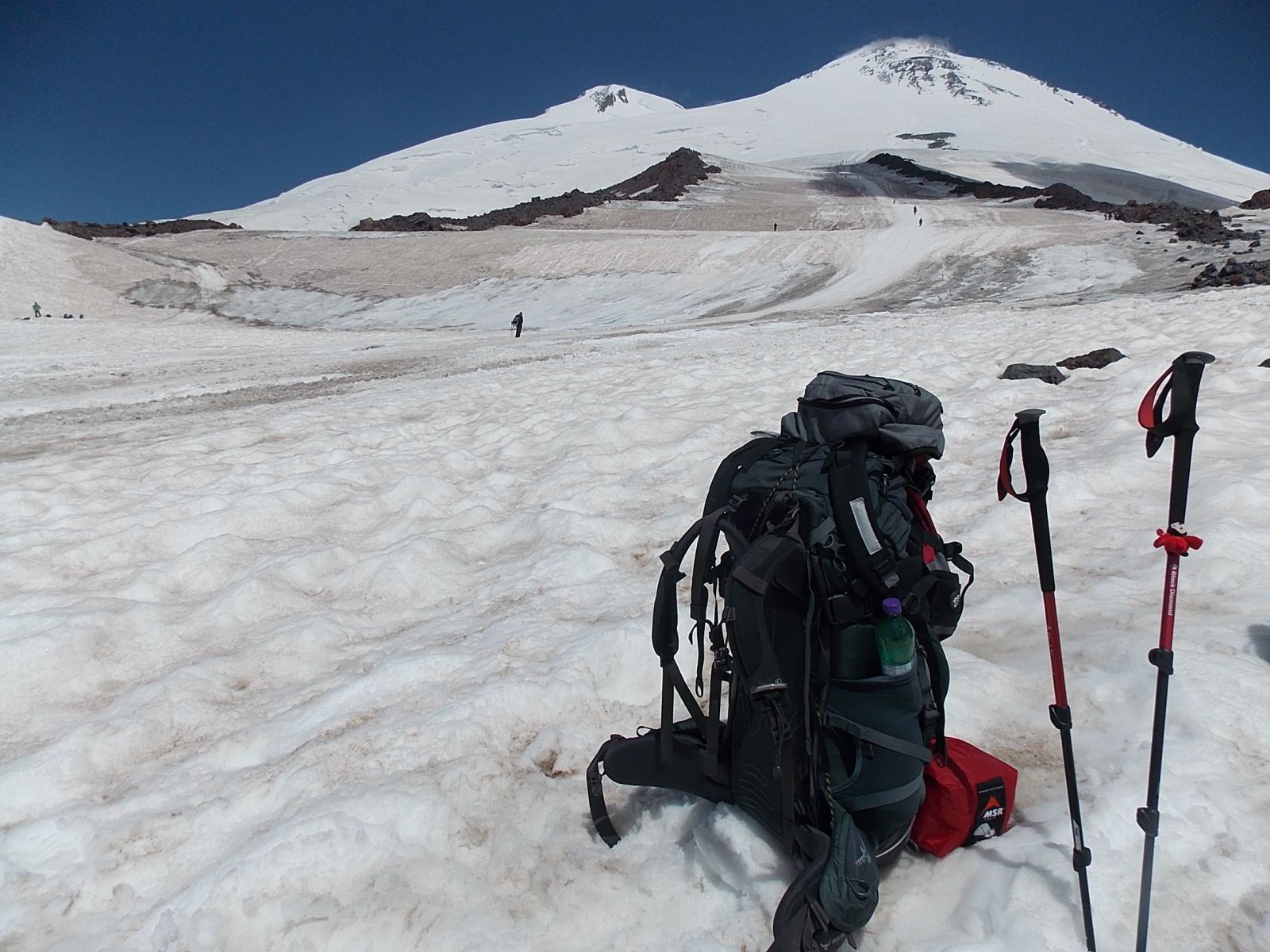 Az ikercsúcsok panorámája igencsak megdolgozza az emberi fantáziát. Hivatalos nevén Kétfejűként fordítják a nevét, ám a legelterjedtebb nézőpont szerint mégis csak két női mellre hasonlít a leginkább.