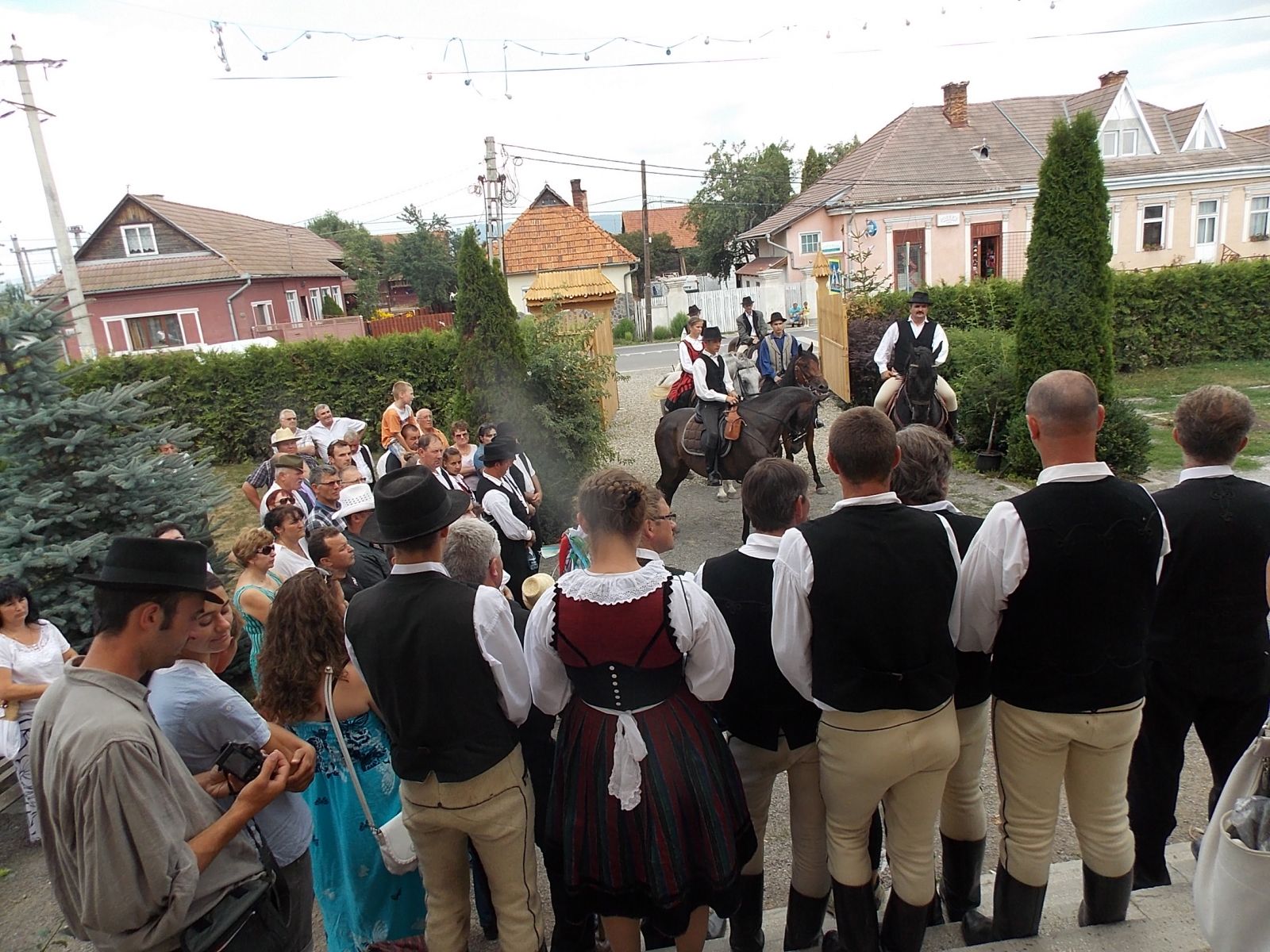 A székely lovasok váltója vasárnap délután érkezett vissza kiindulási pontjára, Csíkcsicsóba, ahol az eseményen részt vett lovasok egy része és a falubeliek fogadták a székely zászlót.