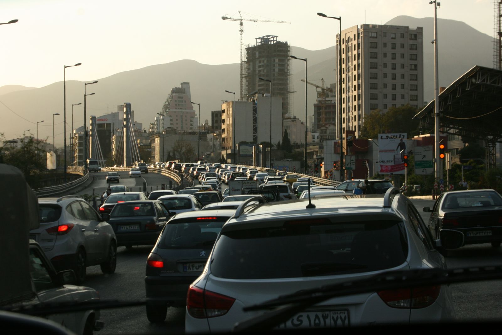 Teheránból Shirázba tartunk az autópályán, ám két és fél óra elteltével még mindig Teheránban vagyunk, folyamatos haladás mellett. Közel-kelet összes autója, de talán még Közép-Európa autóparkja is elénk költözött az útra. A közlekedési szokások láttán hamar egyértelművé válik: hamarabb fognak feltrancsírozni az úttesten, mint fejbe lőni minket.