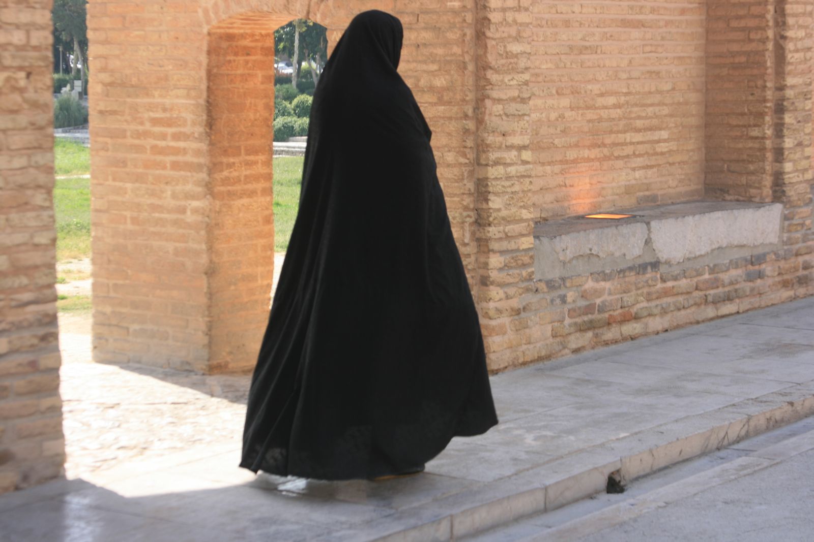 Muszlim nők ruhatára: burka, csador, kendő és társaik. Országok szerint is vannak különbségek, nem csak a ruhákat, de a színeket illetően is. Amikor muszlim nőkről van szó, a legtöbben egyből a csadorra asszociálnak, pedig a csador egyáltalán nem széleskörben elterjedt ruhadarab az iszlám világban. A szó maga perzsa eredetű, ebből is lehet következtetni, hogy főként Iránban használatos. Szabását tekintve igen egyszerű: egy félkör alakú lepel, aminek sem ujja, sem nyaka, sem gombja nincs; viselője magára tekeri, maga előtt összefogja, és egyfajta köpenyként használja akármilyen lengébb öltözetének eltakarására.
