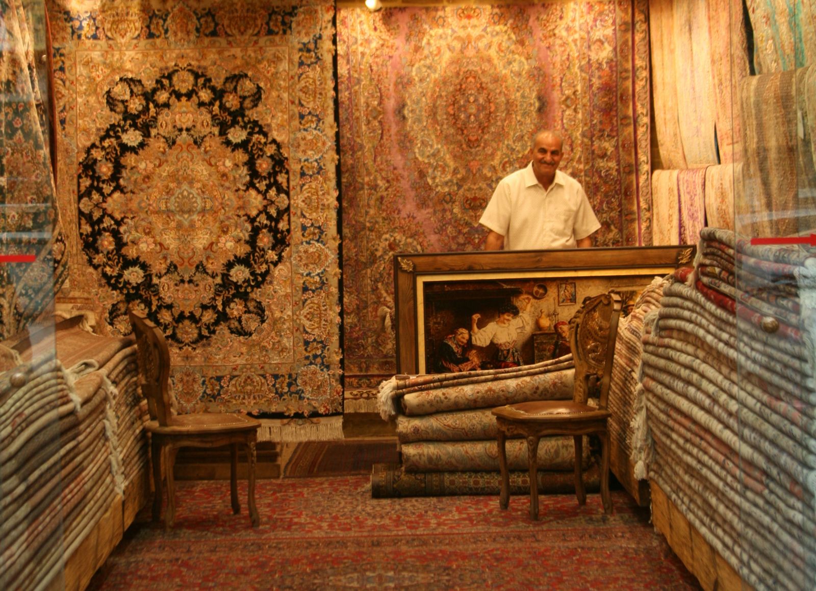 A világ legnagyobb perzsaszőnyege Iránban készült, egy arab sejk megrendelésére egy mecsetbe, 45 tonna és 2000 m2 - idén került be a Guiness Rekordok könyvébe.