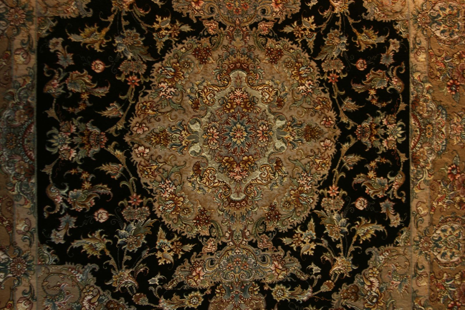 A világ legértékesebb perzsaszőnyege az 1500-as évekből Isfahanból származó Sah Ábbasz medalion mintájú arany és ezüst szállal csomózott selyem szőnyeg.