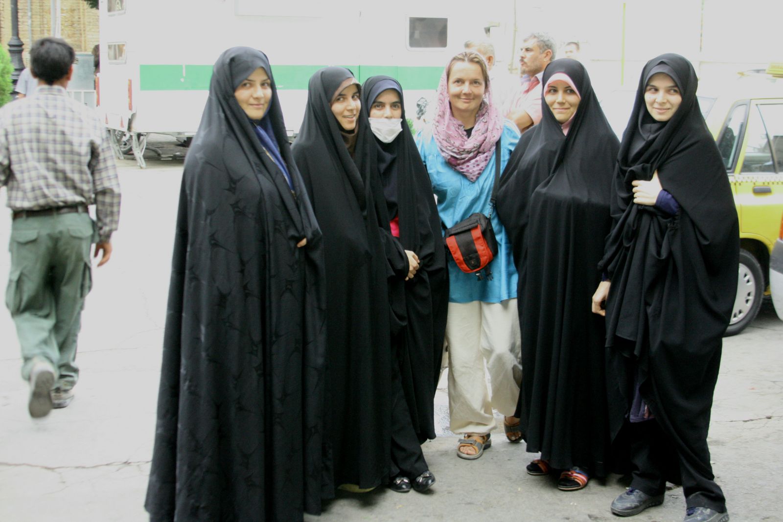 A csadornak különféle változatai és sajátos kultúrája valamint története van. Iránban nem a csador viselése a kötelező, hanem az iszlám öltözködési előírás betartása valamilyen formában. 
