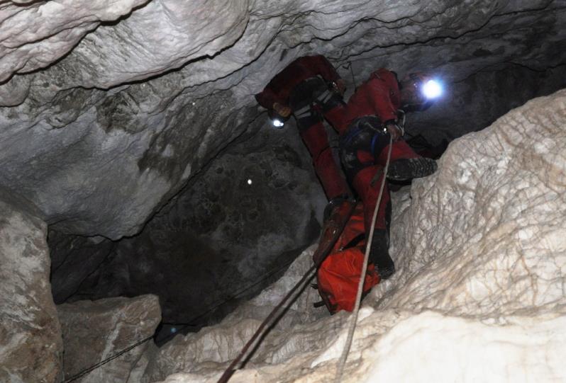 Az egyesület több tagja is barlangi mentő képesítéssel rendelkezik. Bármilyen jó szakember legyen az illető, balesetek történhetnek, ám leginkább a barlangászokkal, figyelembe véve, hogy a technikai nehézségek miatt nem mindenki által járhatóak ezek a barlangok. A szaktudáson túl a kitartásra is szükség van, hisz bizonyos helyekről embert kimenteni akár napokba is telhet. Tizenöt ember szükséges egy barlangimentő-csapathoz, tizennégy technikus és egy technikai vezető.