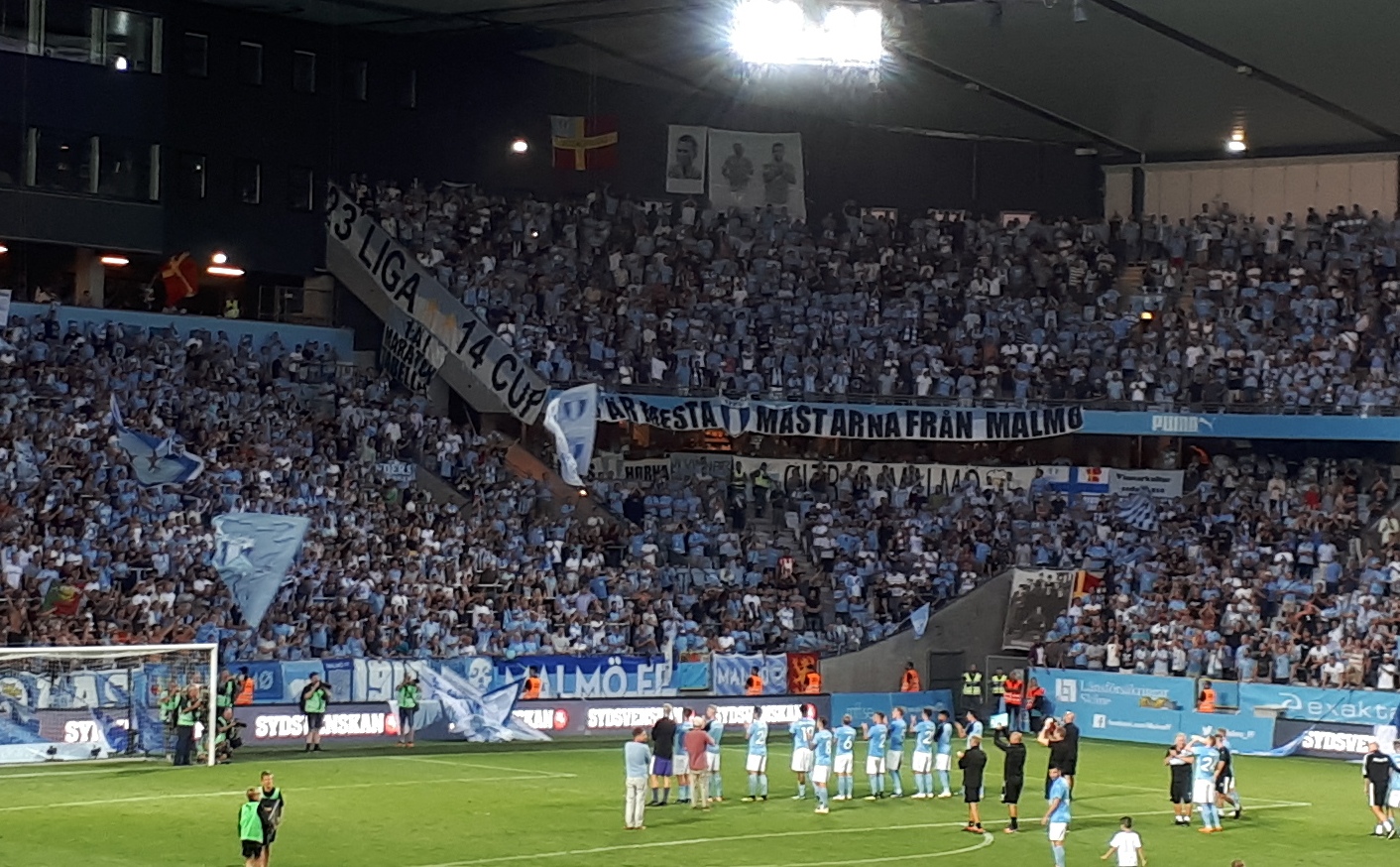 Mint a felvezetőben említettük, látogatásunk apropója a Malmö FF–Kolozsvári CFR Bajnokok Ligája mérkőzés volt. A svédek rendkívül büszkék csapatukra, amely az ország legsikeresebb egyesülete. Megsúgjuk (ha valaki arra járna olvasóink közül), hogy a Malmö Stadion wifijelszavába is beleépítették 23 bajnoki címüket és 14 svéd kupagyőzelmüket. 