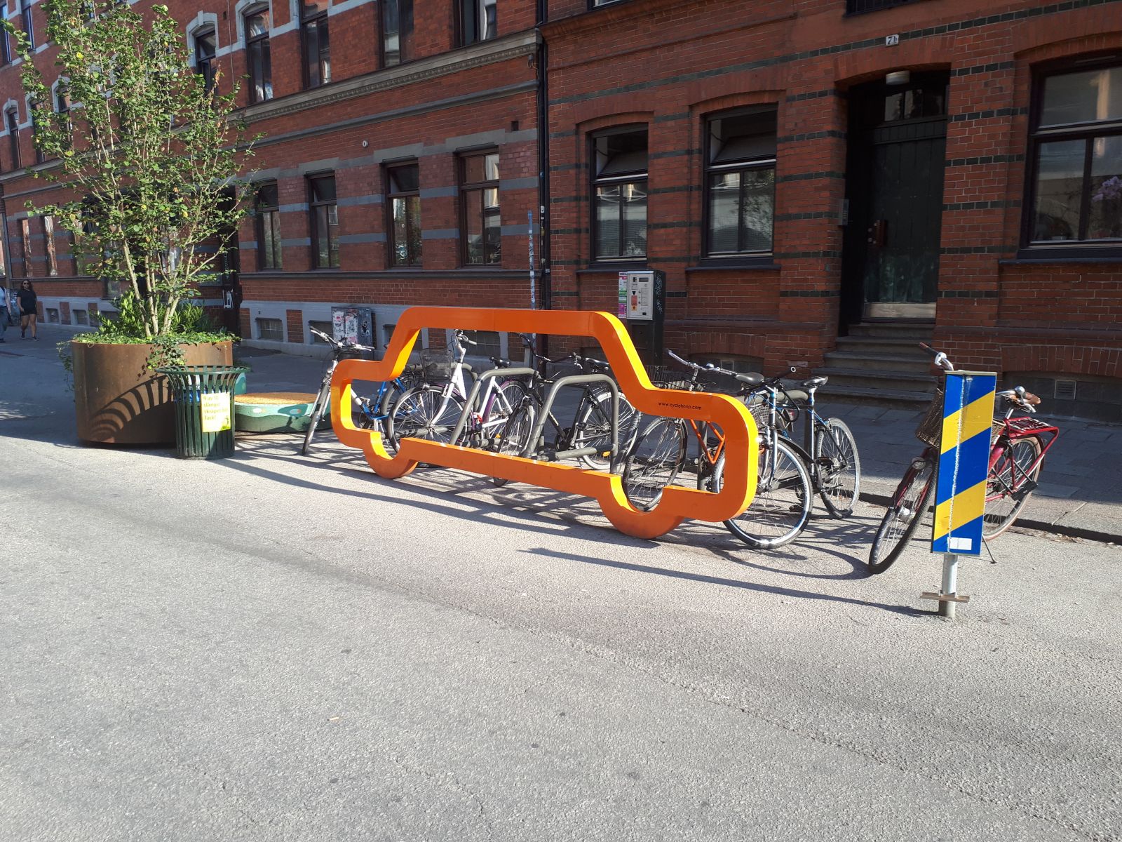 Mutatjuk ezt az út menti bicikliparkoló, ami utcai bútorzatként is megállja a helyét.
