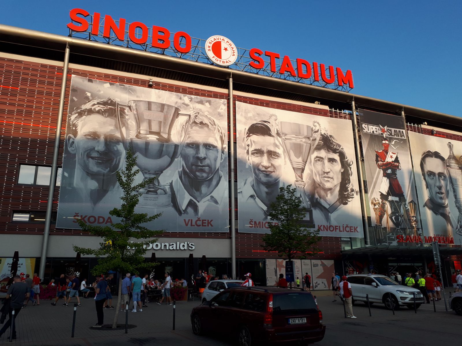 Az UEFA nem engedélyezi a szponzornevek használatát a Bajnokok Ligája mérkőzéseken, így a létesítmény - papíron - erre a nagy napra visszakapta böcsületes nevét, a Slavia-CFR BL-visszavágót az Eden Arénában rendezték meg. 
