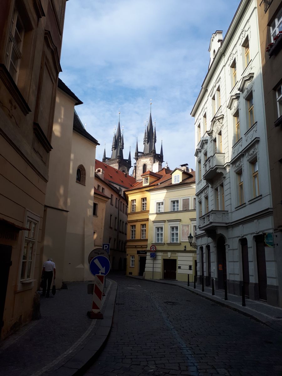 A cseh fővárosban - annak ellenére, hogy Európa egyik legvonzóbb turistalátványosságáról van szó - találni olyan belvárosi utcákat, ahol megállt az idő és csak egy bácsi csoszog haza a szatyorral. 
