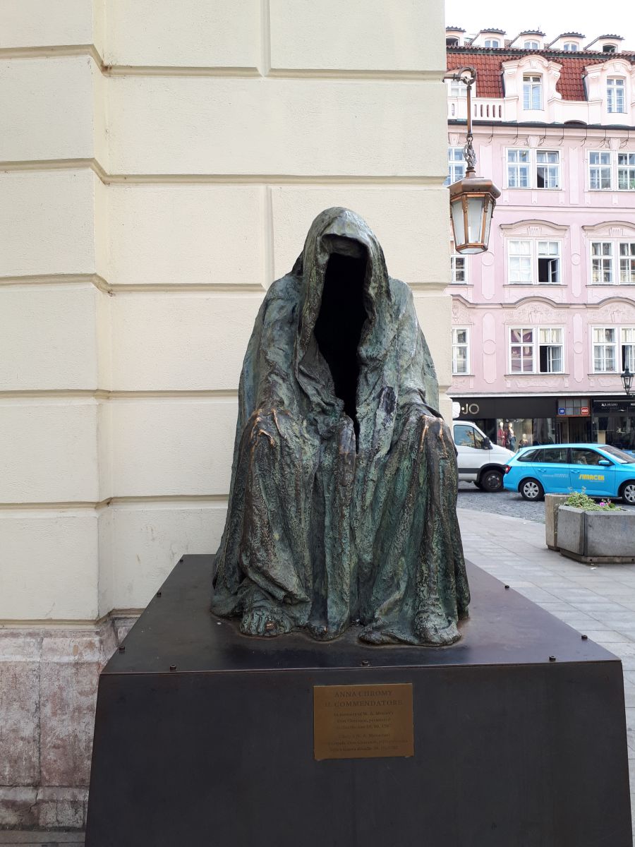 Stavovské divadlo színház oldalában álló Il Commendatore címet viselő Anna Chromy szobor annak állít emléket, hogy 1787. október 29-én itt mutatták be Wolfgang Amadeus Mozart  Don Giovanni című operáját. 
