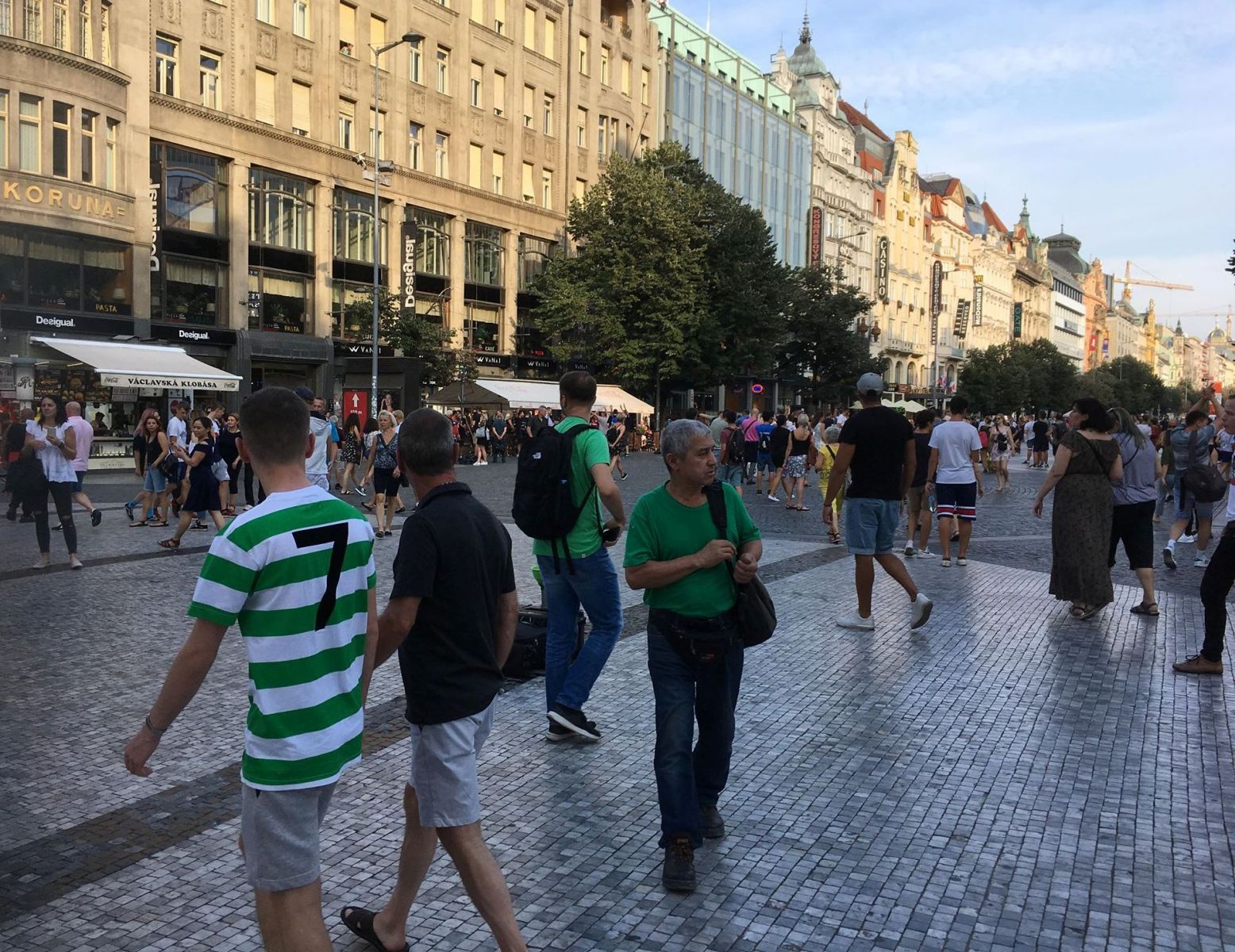 De térjünk vissza a focihoz. NAGYKÉPÜNK két szerzője a Celtic Glasgow több szurkolójával is találkozott Prágában. A skót bajnok neve ismerősen csenghet a kolozsváriak számára, ugyanis a CFR a Bajnokok Ligája előző fordulójában épp a Celticet búcsúztatta. S akkor feltevődik a kérdés, hogy mégis mit kerestek ők Prágában, mikor csapatuk egy nappal később Stockholmban szerepelt az AIK ellen (a Celtic 6-1-es összesítéssel bejutott az Európa-liga csoportkörébe - szerk. megj.)? 
