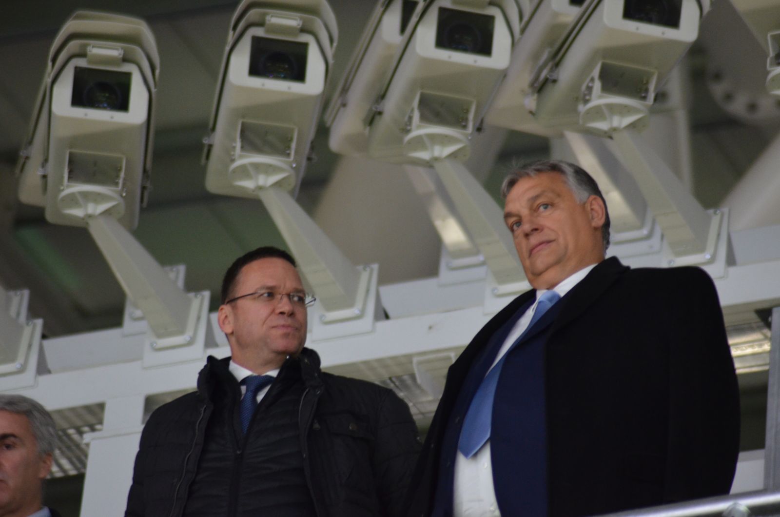 Ugyancsak a korai érkezésének köszönhetően fotózhatta le Orbán Viktor magyar miniszterelnököt, aki alig pár perccel azután, hogy a stadion kapuit megnyitották a jeggyel rendelkezők előtt, Fürjes Balázs kormánybiztos társaságában felkapaszkodott a Puskás Aréna lelátójának legfelső sorába, hogy – a biztonsági kamerák alatt – az ottani kilátást is letesztelje.
