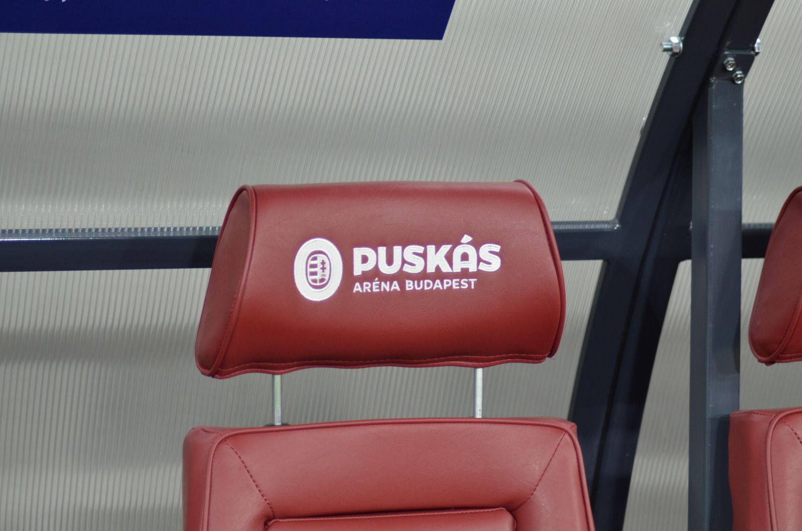 A cserepadoknál Puskás Aréna Budapest felirattal és a Magyar Labdarúgó Szövetség logójával ellátott kényelmes bőrülések csalogatnak.
