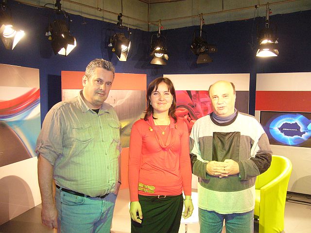 gagauz Romeo Couti igazgató Lidia Ostas tanárnő és Szabó Csaba újságíró a kolozsvári tévéstúdióban