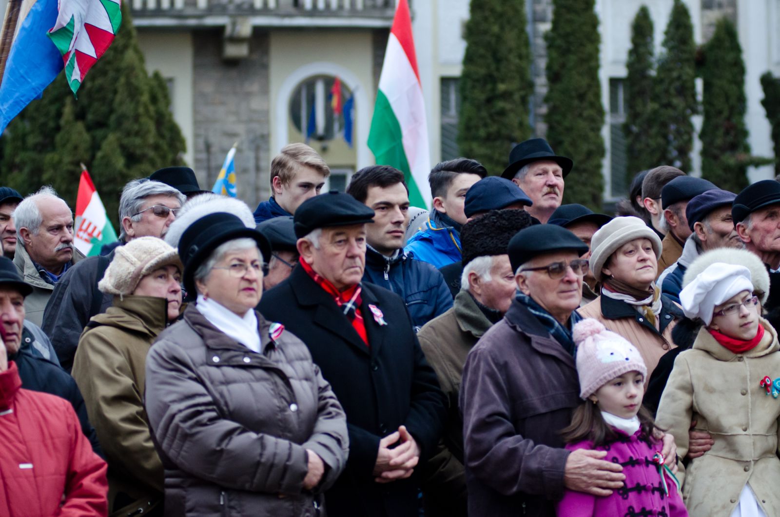 A Vár-téren gyülekezők a Mikó-vár kapujánál felállított színpadon követhették az ünnepséget – ide a Gál Sándor székely honvéd tábornok szobra megkoszorúzása után vonultak át az emlékezők.
