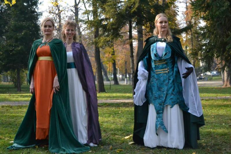 Elkészültek a ruhák, lehet egyet sétálni a parkban, hadd csodálják az emberek! Fotó: Kolozsvári Magyar Opera