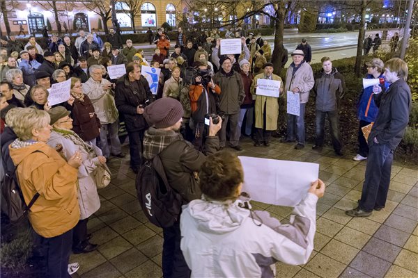 Debrecen, 2014. november 17. A közfelháborodás napja címmel meghirdetett tüntetés résztvevői a debreceni régi városháza előtt 2014. november 17-én. MTI Fotó: Czeglédi Zsolt