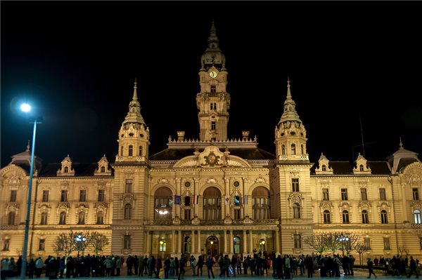 Győr, 2014. november 17. A közfelháborodás napja címmel meghirdetett tüntetés résztvevői Győrben, a városháza előtt 2014. november 17-én. MTI Fotó: Krizsán Csaba