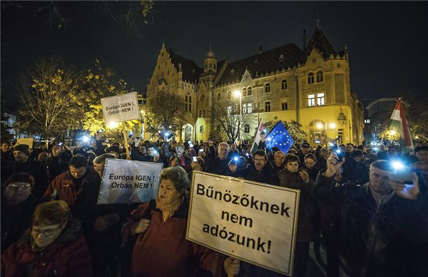 Kecskemét, 2014. november 17. A közfelháborodás napja címmel meghirdetett tüntetés résztvevői Kecskeméten, a Kossuth téren 2014. november 17-én. MTI Fotó: Ujvári Sándor