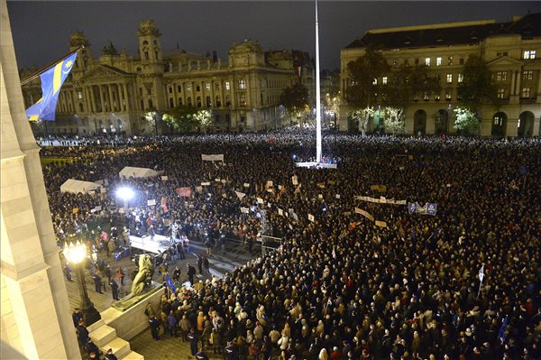 Budapest, 2014. november 17. A közfelháborodás napja címmel meghirdetett tüntetés résztvevői Budapesten, a Kossuth téren 2014. november 17-én. MTI Fotó: Soós Lajos