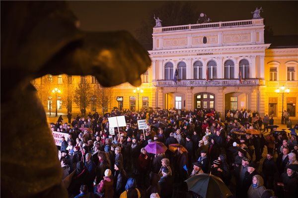 Nyíregyháza, 2014. november 17. A közfelháborodás napja címmel meghirdetett tüntetés résztvevői Nyíregyházán, a Kossuth téren 2014. november 17-én. MTI Fotó: Balázs Attila