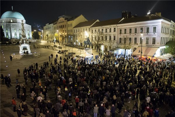 Pécs, 2014. november 17. A közfelháborodás napja címmel meghirdetett tüntetés résztvevői Pécsen, a Széchenyi téren 2014. november 17-én. MTI Fotó: Sóki Tamás