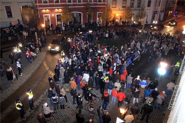 Veszprém, 2014. november 17. A közfelháborodás napja címmel meghirdetett tüntetés résztvevői Veszprémben, a Szabadság téren 2014. november 17-én. MTI Fotó: Nagy Lajos