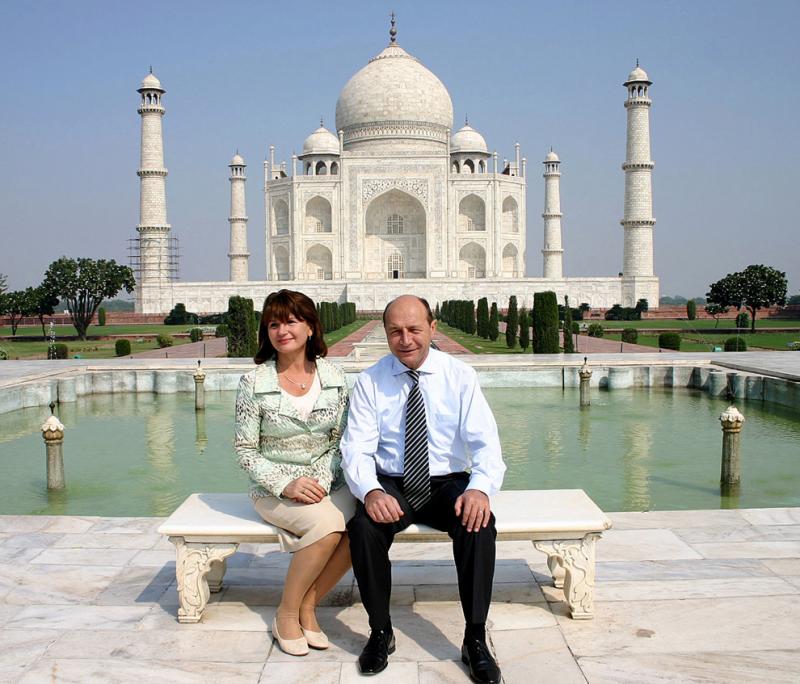 A Tadzs Mahal előtt a feleségével 2006. október 24-én. 