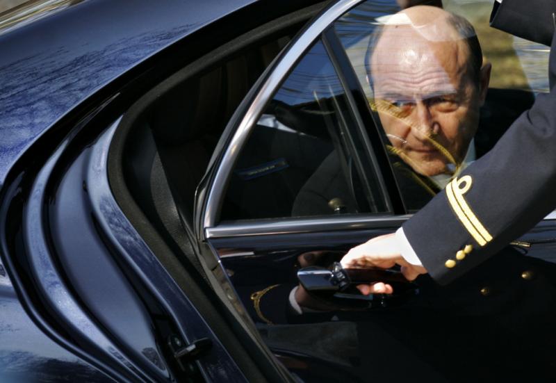 Kiszáll az autóból Borisz Tadics szerb államfő fogadása előtt 2008. február 21-én. 