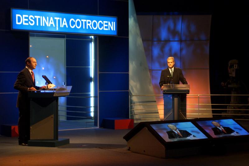 A második elnökválasztási forduló előtt vitázik ellenjelöltjével, Adrian Năstaséval 20014. december 9-én.